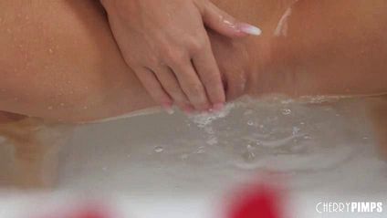 Блондинка принимает ванную с лепестками роз и эротично дрочит #8