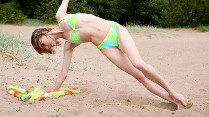 Балерина на пляже в купальнике растягивает ножки в шпагате и напрягает вагину #2