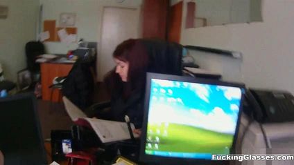 Девка с красными волосами отвлекает программиста от работы домашним стриптизом #1