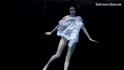 Стройная девушка мощно кончает под водой #3