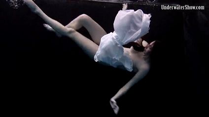 Стройная девушка мощно кончает под водой #5