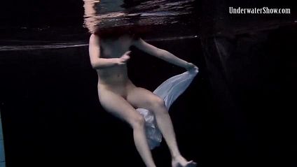 Стройная девушка мощно кончает под водой #8