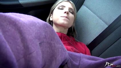 Девушка принимает в вагину ствол своего парня, лежа на сиденье в авто #3