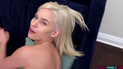 Сексуальная блондинка подставляет свои щелки для жесткого секса #2